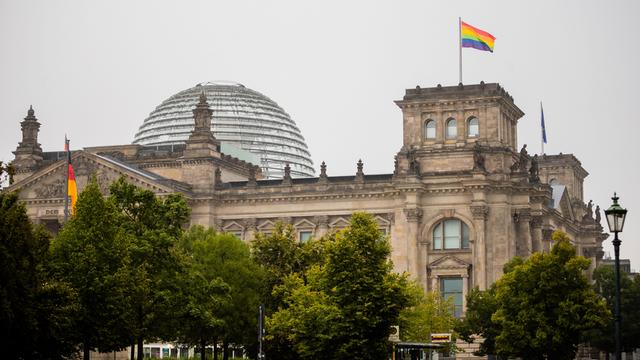 Regenbogen-Flagge vor dem Berliner Reichstag