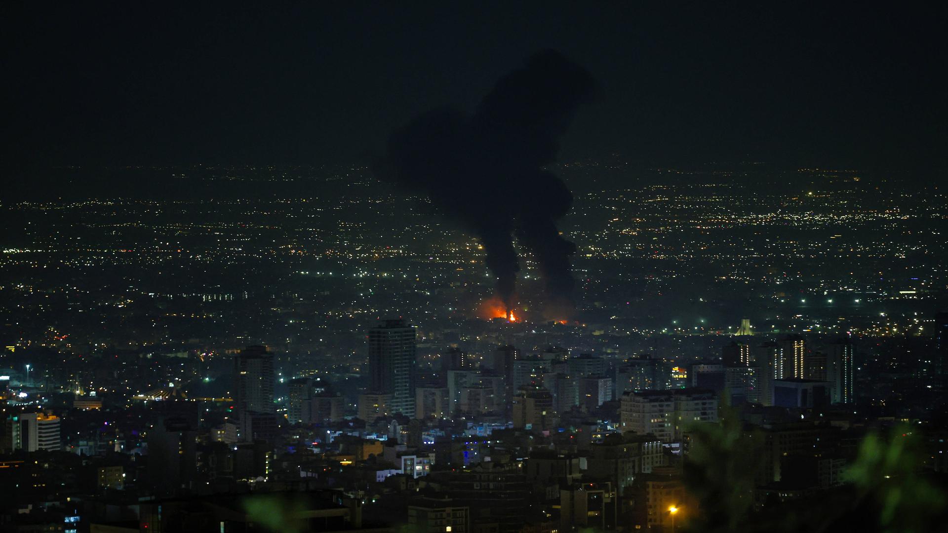 Explosionen in Teheran im Juni 2025 sind auf einer Panoramaaufnahme der Hauptstadt Irans zu sehen.