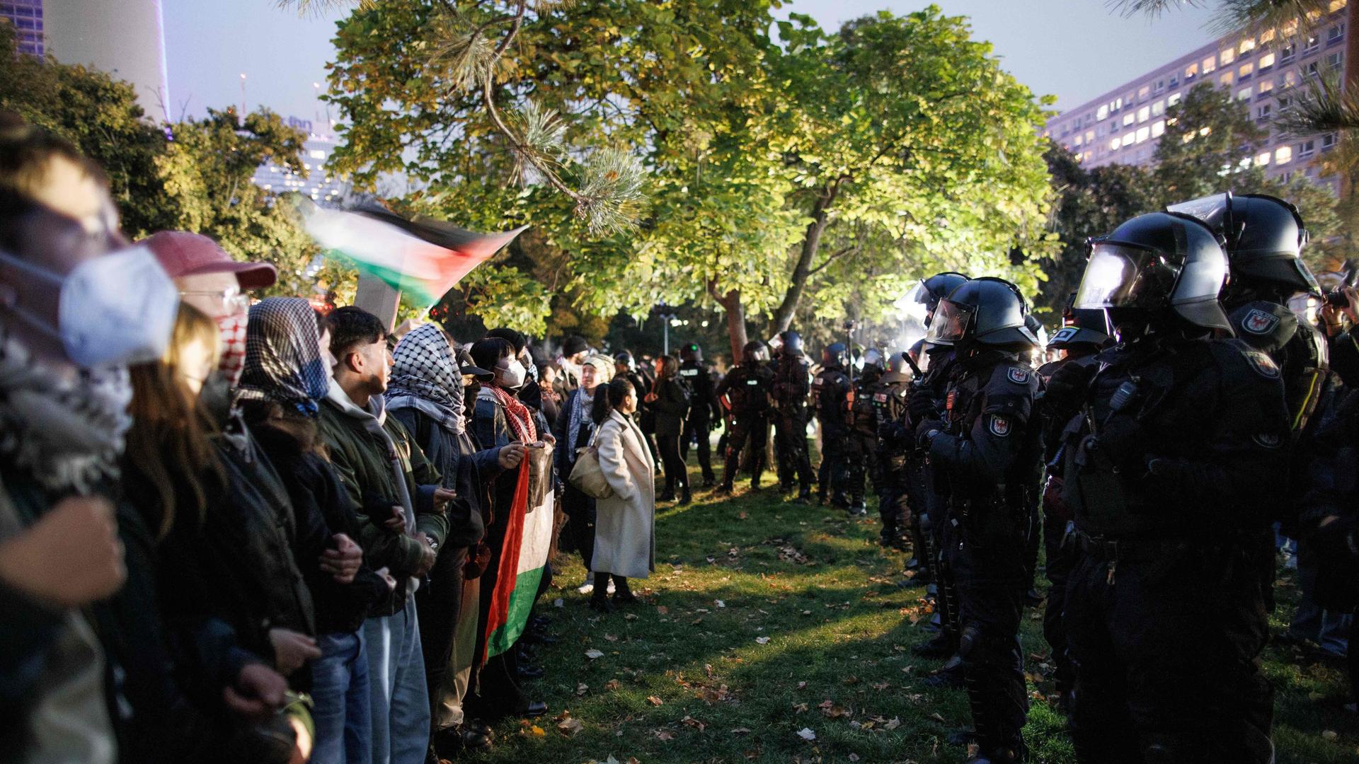 Demonstranten stehen in einer Reihe gegenüber der Polizei bei einer Kundgebung gegen Israel. 