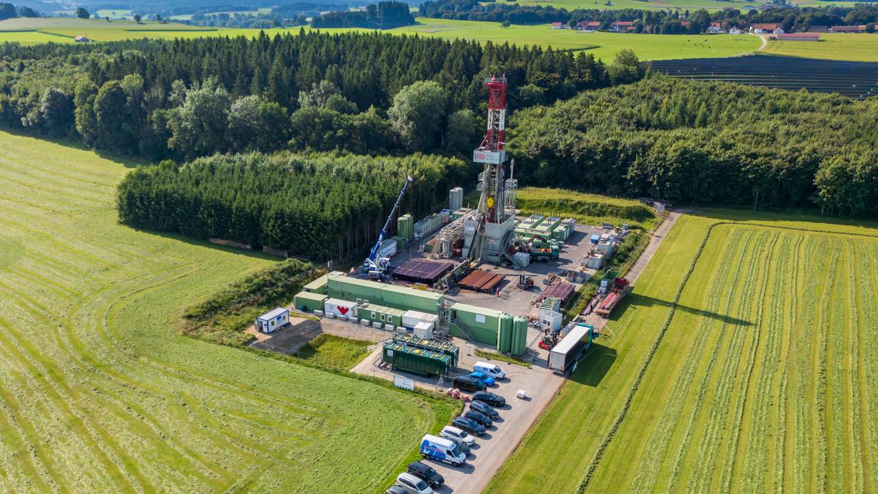 Blick auf eine zukünftige Gasbohranlage (Aufnahme mit Drohne). Unweit des idyllischen Ammersees sollen Gasbohrungen beginnen. 