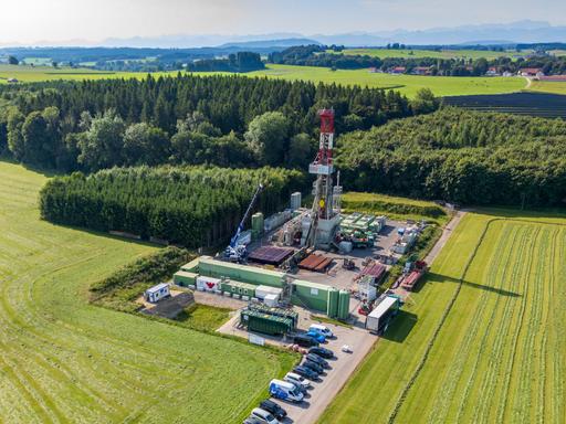 Blick auf eine zukünftige Gasbohranlage (Aufnahme mit Drohne). Unweit des idyllischen Ammersees sollen Gasbohrungen beginnen. 