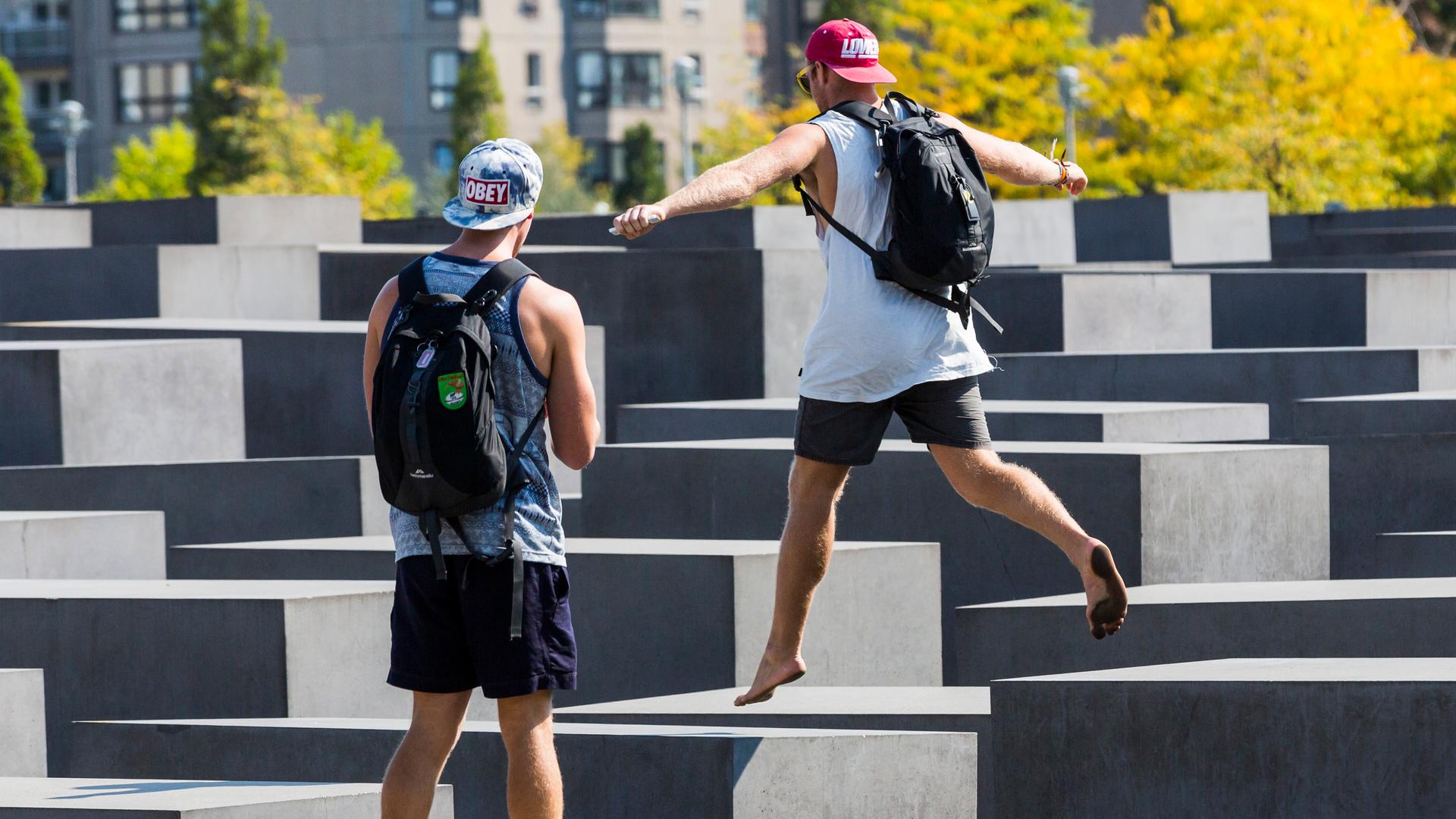 Touristen springen auf den Stehlen des Holocaust-Mahnmal der Stiftung Denkmal für die ermordeten Juden Europas herum, in Berlin Mitte. Touristen springen auf den Stehlen des Holocaust-Mahnmal der Stiftung Denkmal für die ermordeten Juden Europas herum, in Berlin Mitte.