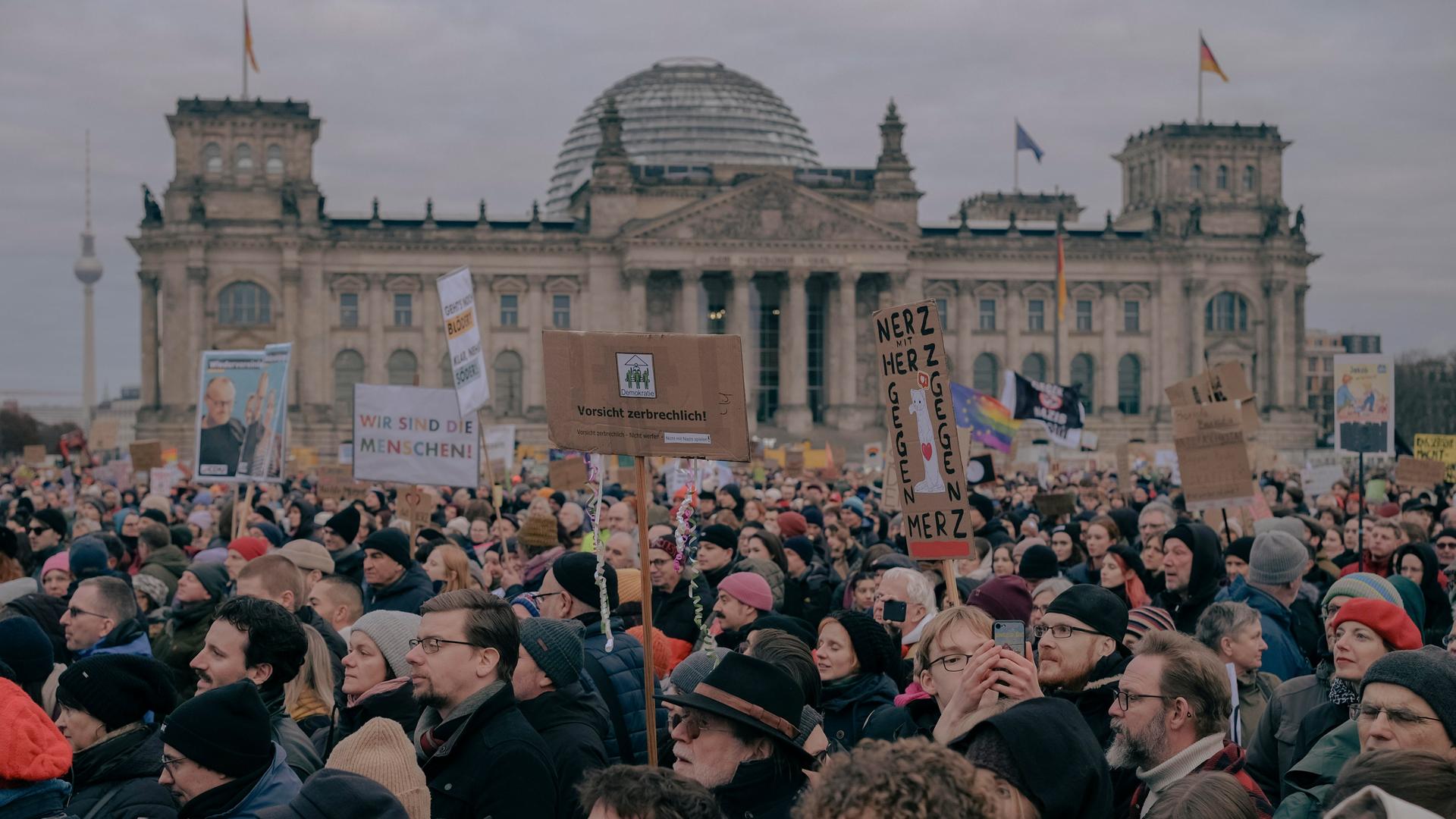 Tausende Menschen protestieren vor dem Reichstag in Berlin.