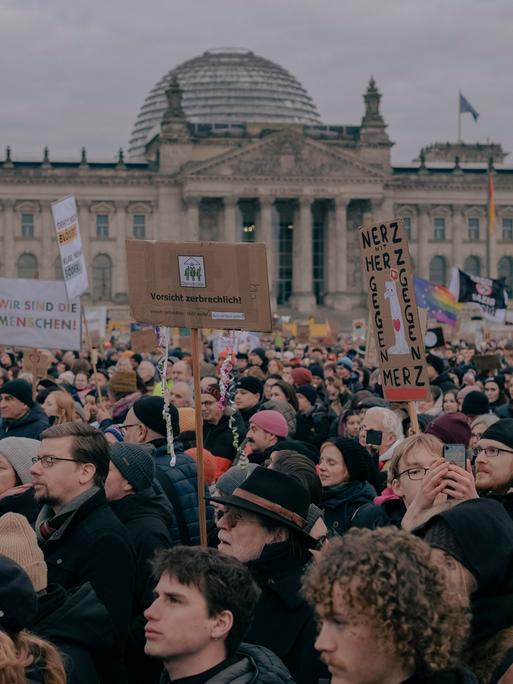 Tausende Menschen protestieren vor dem Reichstag in Berlin.