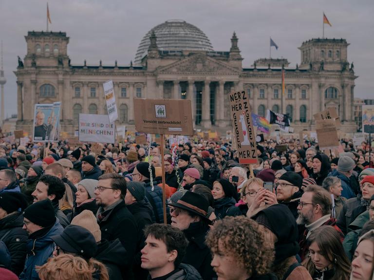 Tausende Menschen protestieren vor dem Reichstag in Berlin.