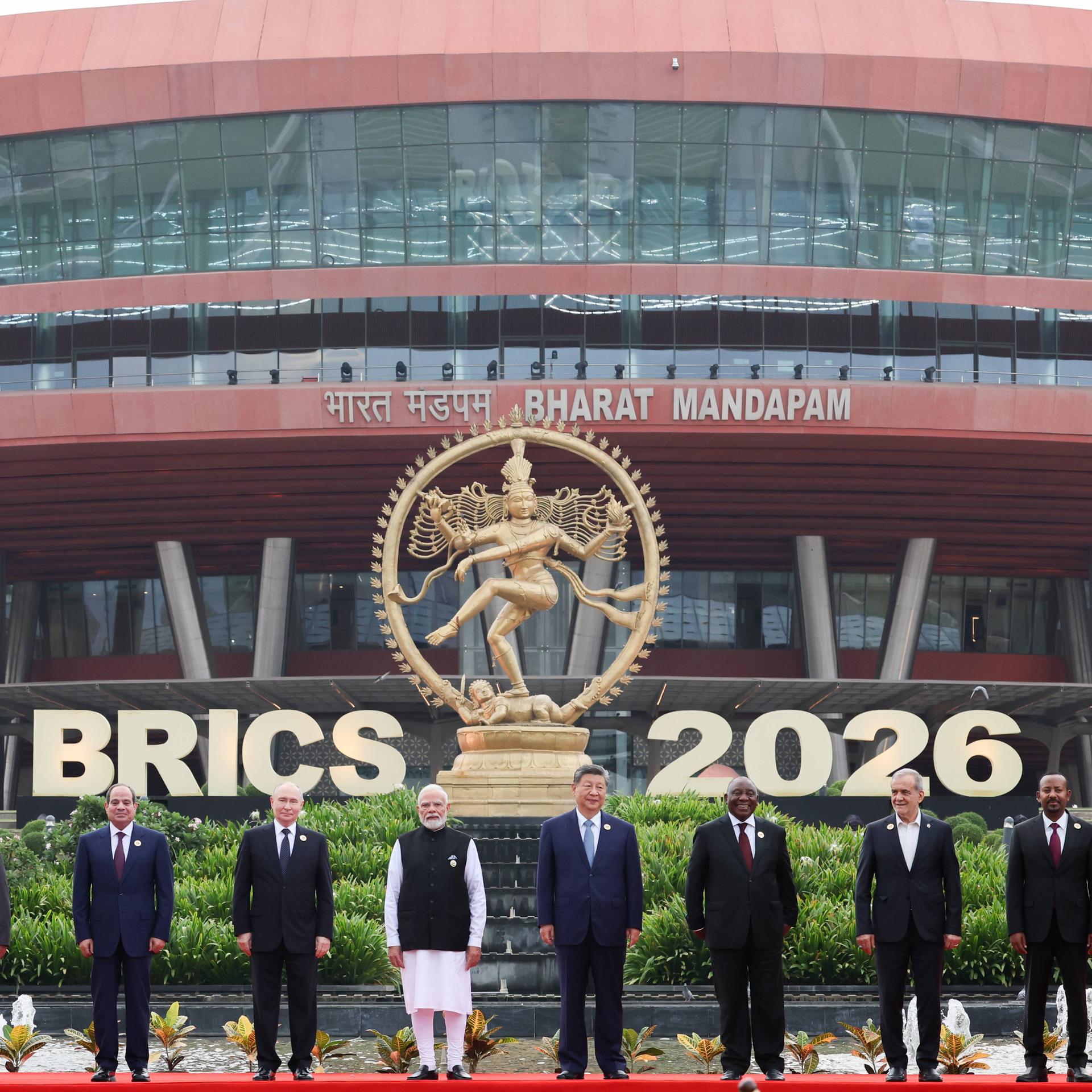 Staats- und Regierungschefs der BRICS-Staaten stehen nebeneinander vor einem großen Gebäude.