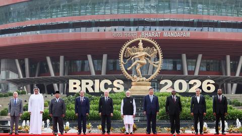 Staats- und Regierungschefs der BRICS-Staaten stehen nebeneinander vor einem großen Gebäude.