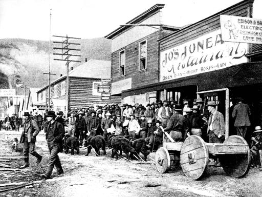 Straßenszene aus Dawson City während des Klondike Gold Rush im Sommer 1899