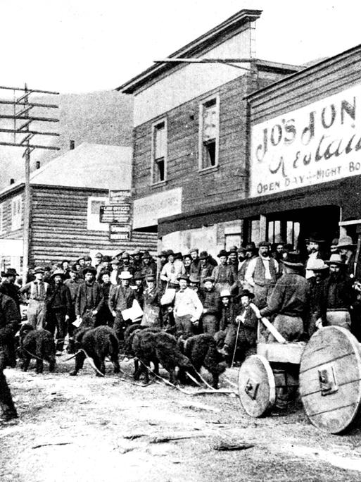 Straßenszene aus Dawson City während des Klondike Gold Rush im Sommer 1899