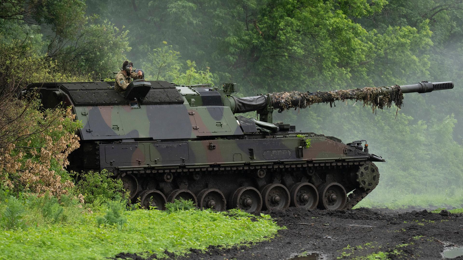 Ein ukrainischer Soldat mit einer deutschen Panzerhaubitze.