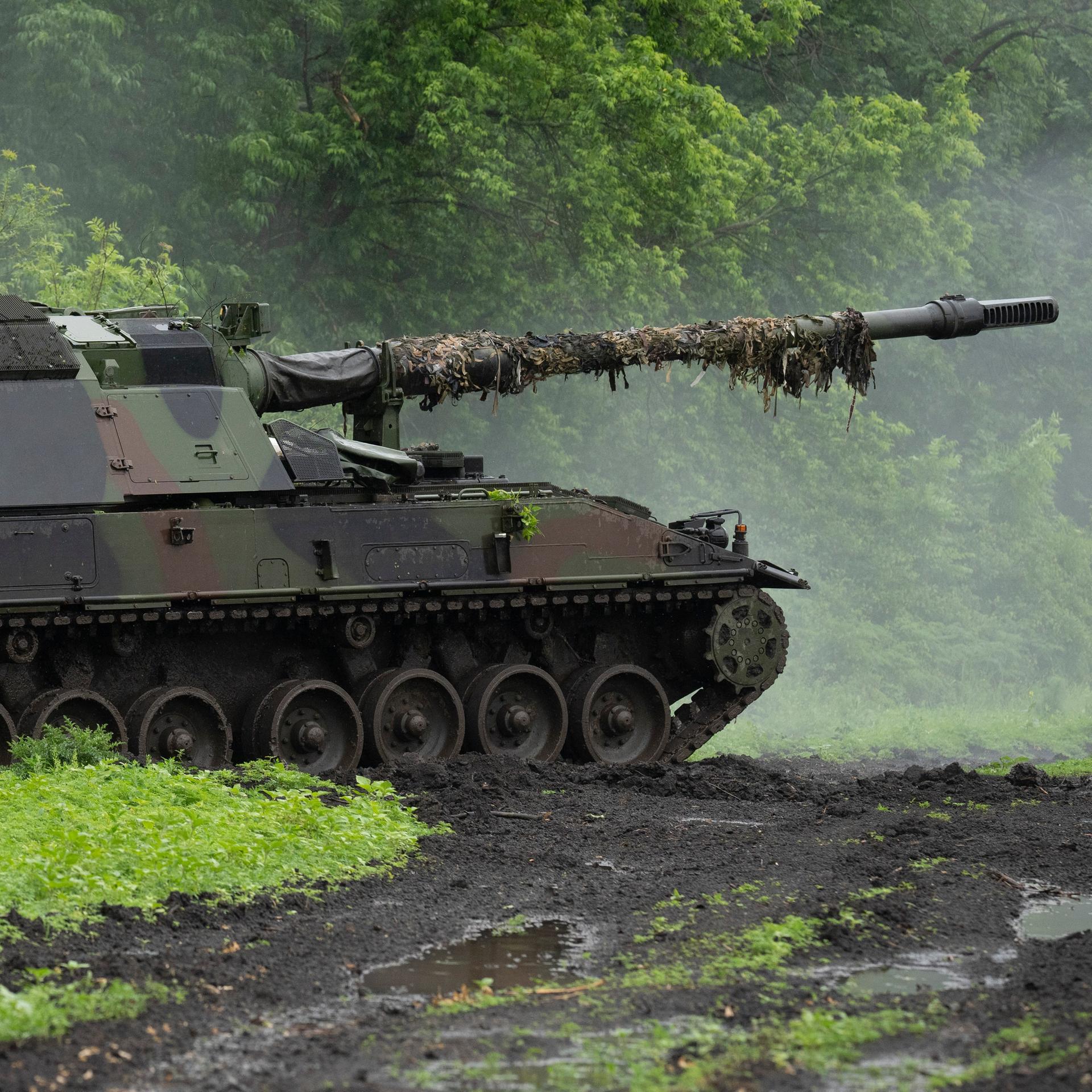 Ein ukrainischer Soldat mit einer deutschen Panzerhaubitze.