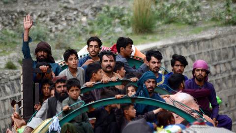 Afghanische Flüchtlinge steigen in einen Lastwagen, um nach ihrer Festnahme durch die Polizei nach Afghanistan zurückgeschickt zu werden. Diese Szene wurde am 8. April 2025 an der Grenze in Torkham, Pakistan, beobachtet. 