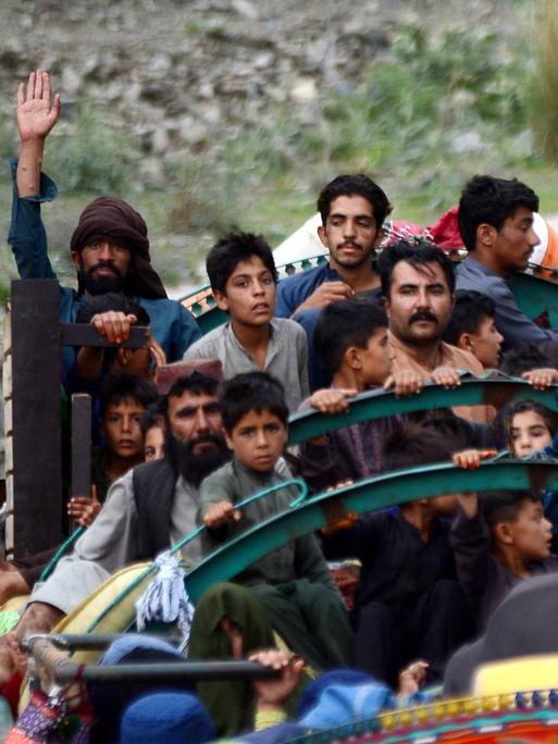 Afghanische Flüchtlinge steigen in einen Lastwagen, um nach ihrer Festnahme durch die Polizei nach Afghanistan zurückgeschickt zu werden. Diese Szene wurde am 8. April 2025 an der Grenze in Torkham, Pakistan, beobachtet. 