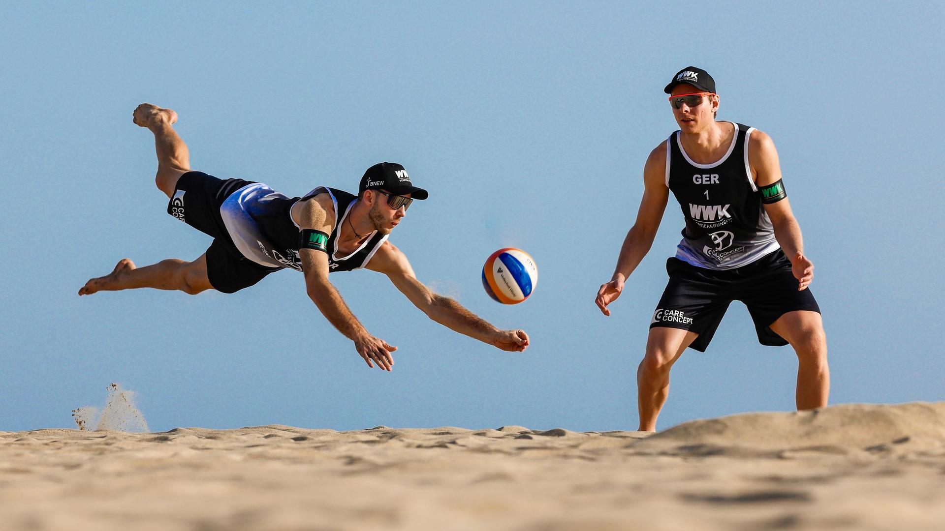 Die beiden deutschen Beach-Volleyballer Clemens Wickler (links) und Nils Ehlers