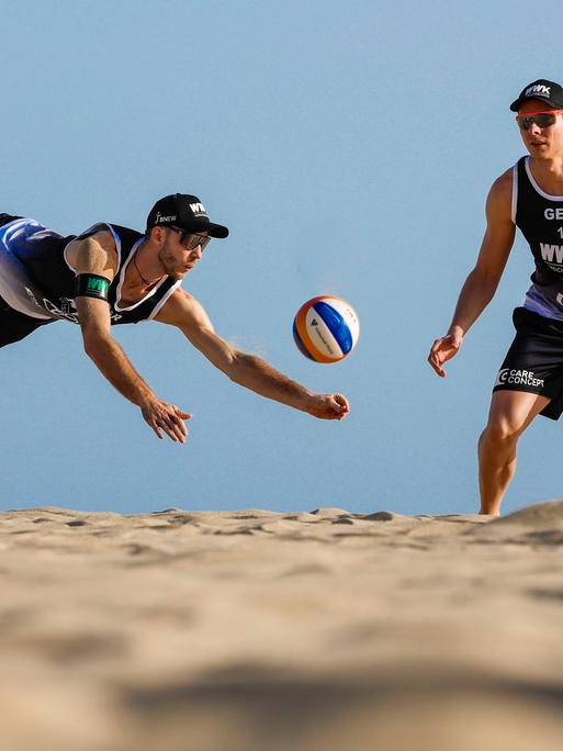 Die beiden deutschen Beach-Volleyballer Clemens Wickler (links) und Nils Ehlers