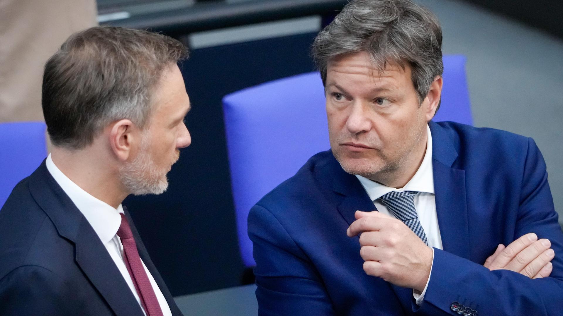 Christian Lindner (FDP) im Gespräch mit Wirtschafts- und Klimaminister Robert Habeck (Grüne) im Deutschen Bundestag in Berlin, 2023.