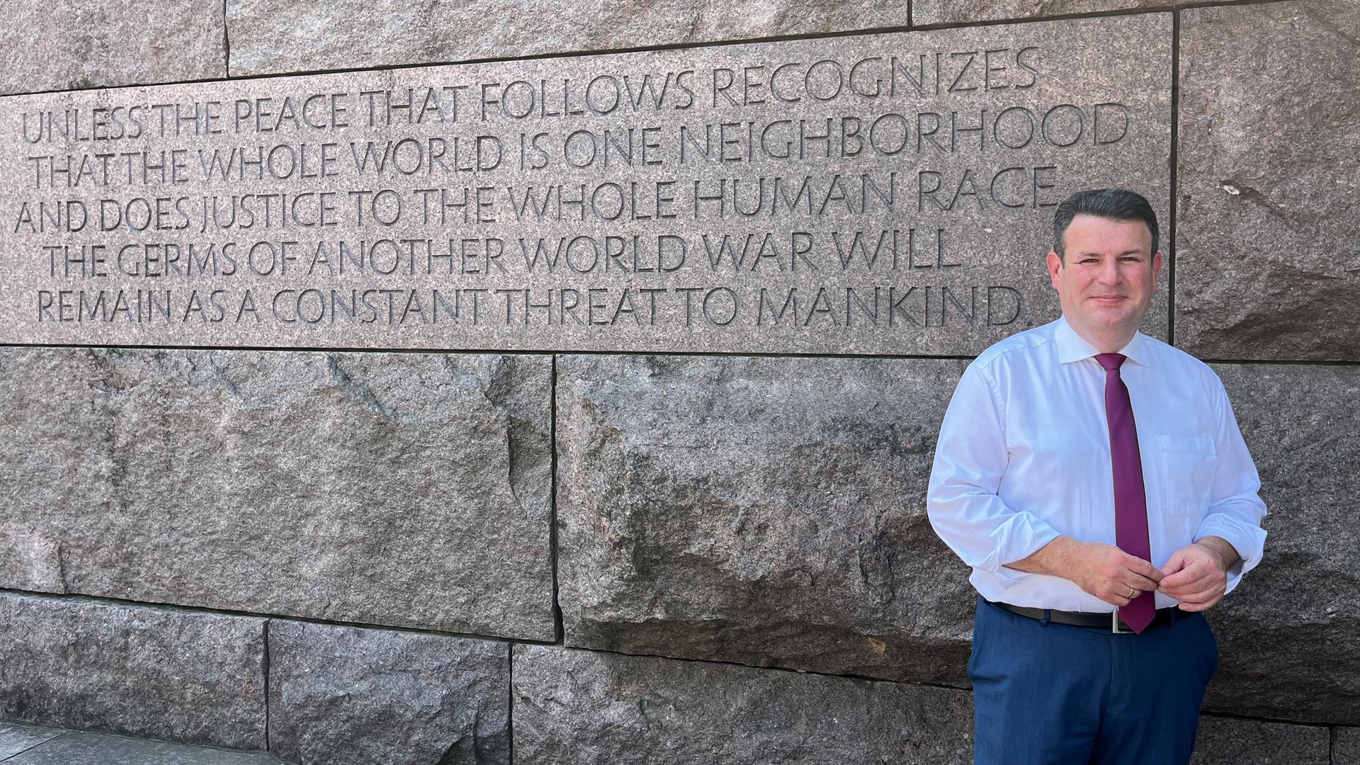 Bundesarbeitsminister Hubertus Heil (SPD) vor dem Franklin Delano Roosevelt Memorial. Themen seines USA-Besuchs sind der Wandel von Wirtschaft und Arbeitswelt durch Künstliche Intelligenz und ein Besuch der NASA.