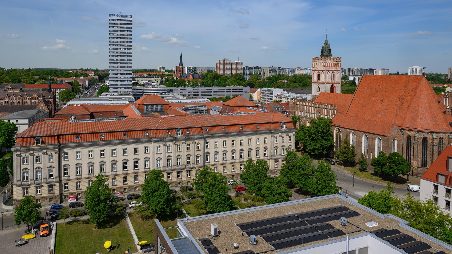 Frankfurt (Oder): Blick auf das Hauptgebäude der Europa-Universität Viadrina Frankfurt (Oder): Blick auf das Hauptgebäude der Europa-Universität Viadrina