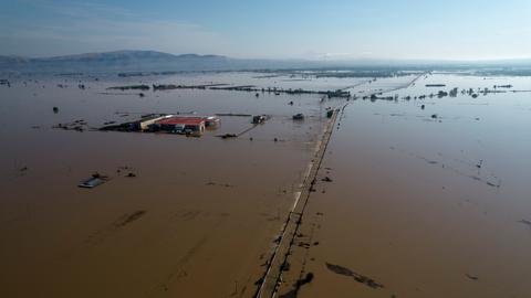 Blick auf überschwemmte Gebiete in der Nähe des Dorfes Itea