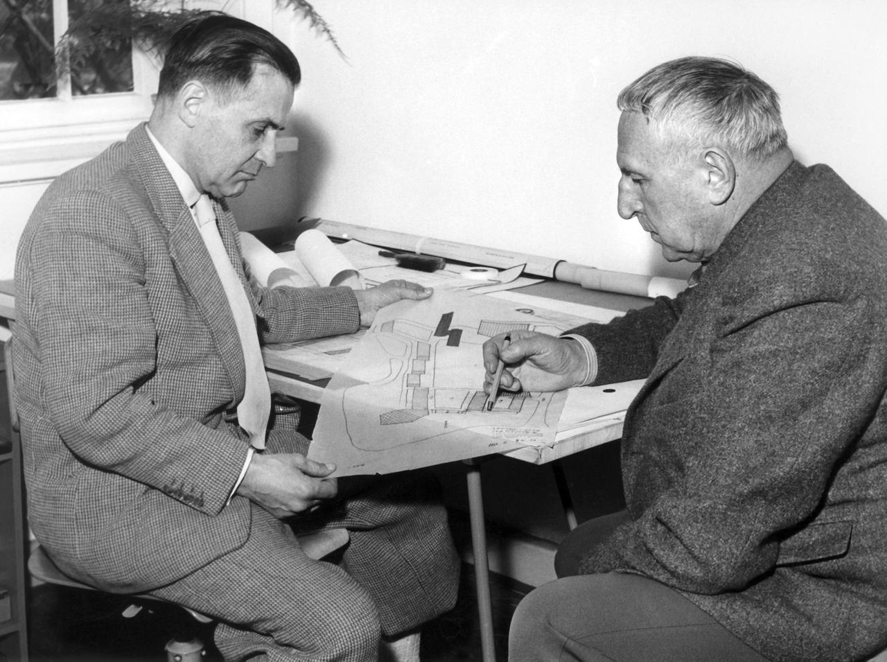 Der Architekt Ernst May (r.) bespricht im Jahr 1958 mit dem Ingenieur Reichow einen Bauplan. 