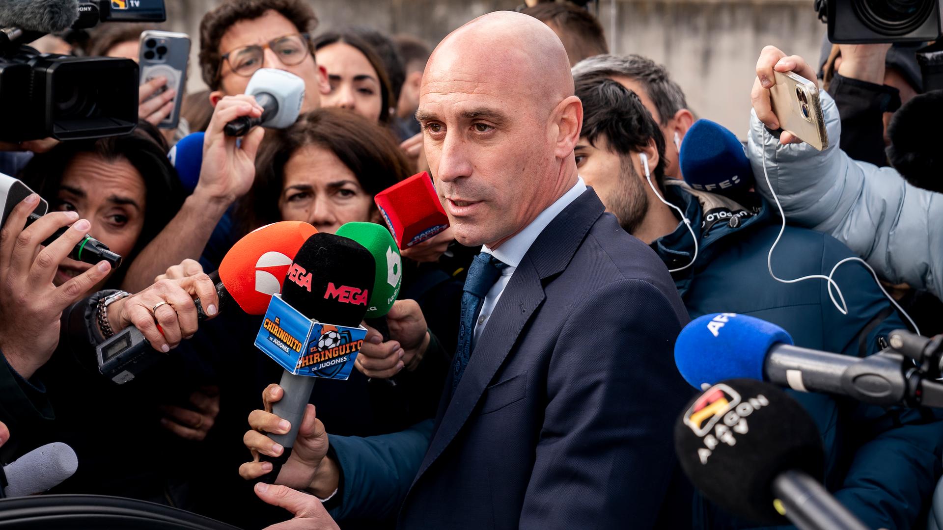 Der ehemalige Präsident des spanischen Fußballverbands, Luis Rubiales, am Ausgang des Nationalen Gerichts in San Fernando de Henares. F Der ehemalige Präsident des spanischen Fußballverbands, Luis Rubiales, am Ausgang des Nationalen Gerichts in San Fernando de Henares. F