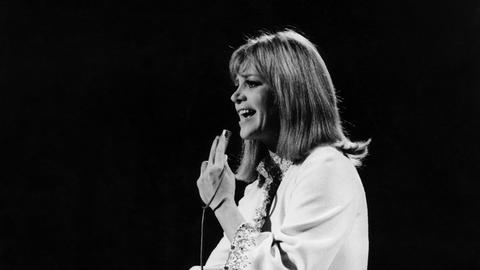 Schwarz-weiß-Bild zeigt Hildegard Knef beim Singen auf einer Bühne von der Seite