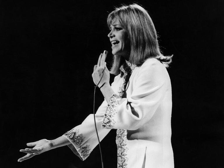 Schwarz-weiß-Bild zeigt Hildegard Knef beim Singen auf einer Bühne von der Seite
