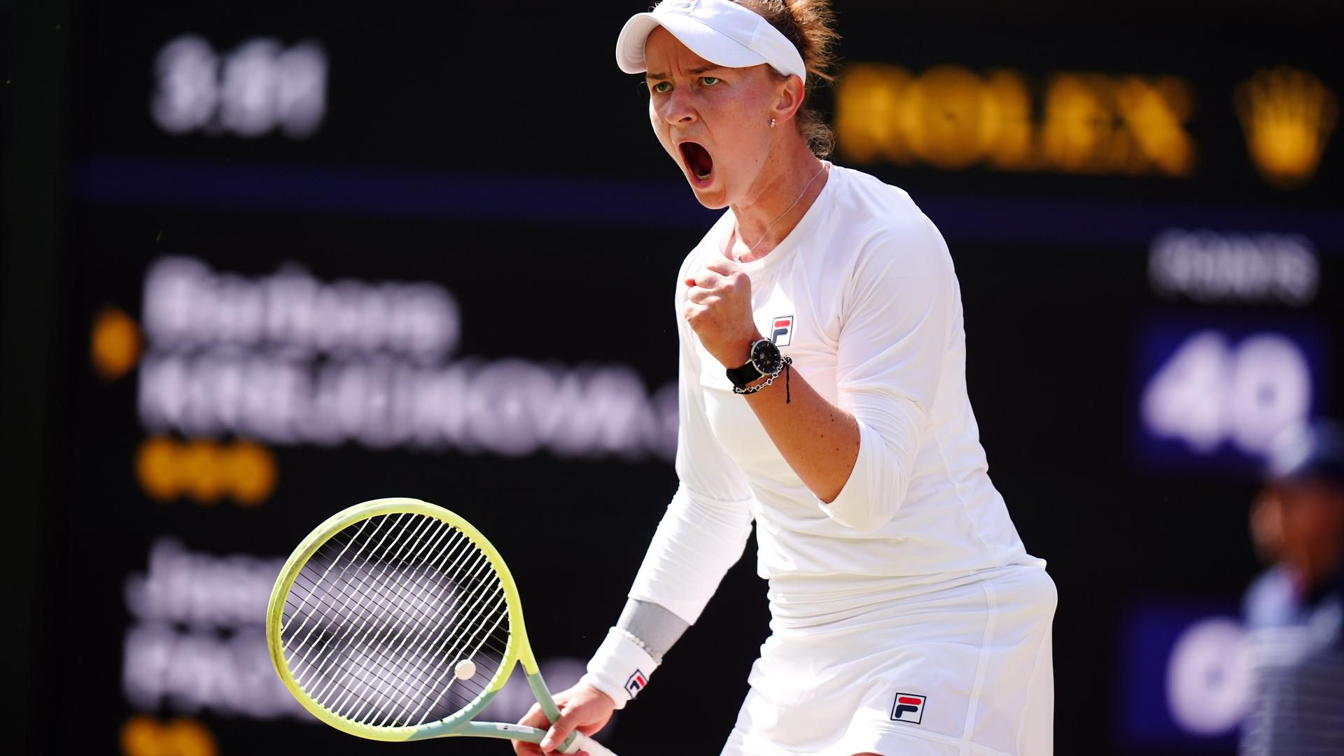 Barbora Krejcikova während des Wimbledon-Finales. Sie ballt die Faust, mit der anderen Hand hält sie den Schläger. 