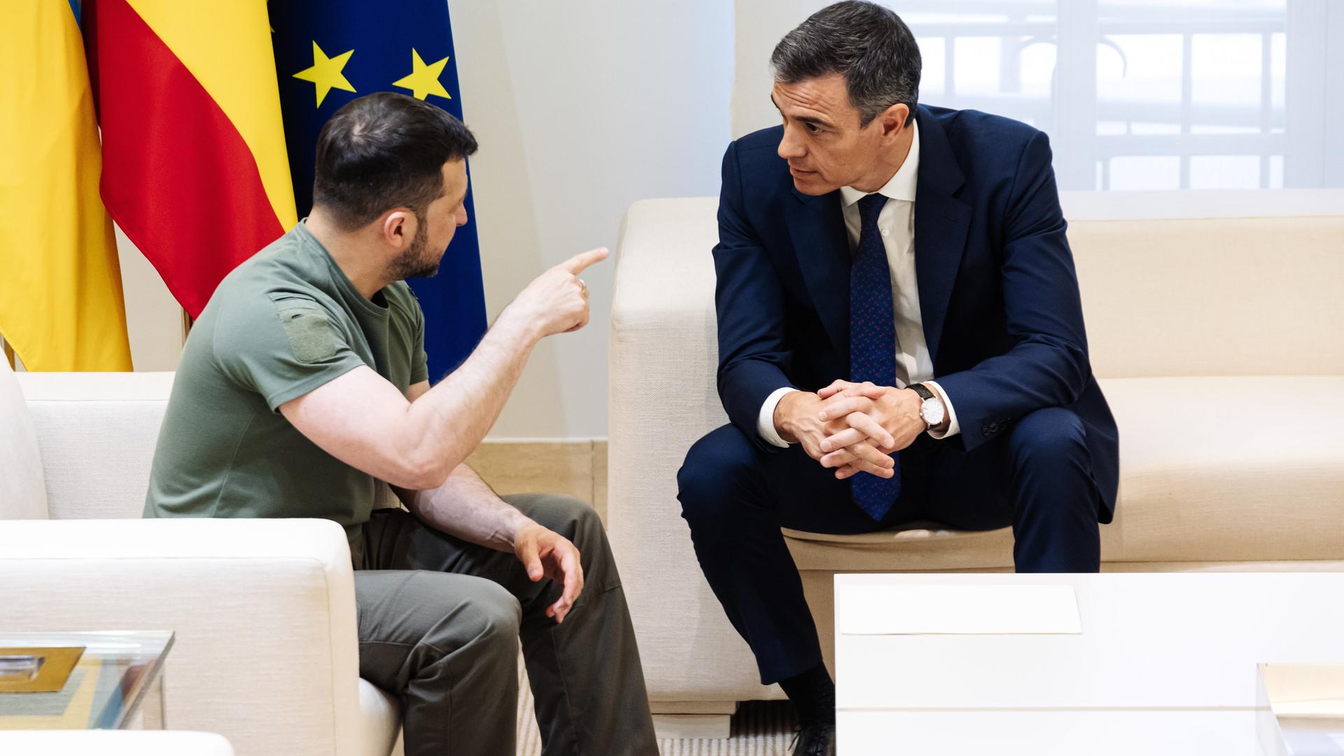 Madrid: Der ukrainische Präsident Wolodymyr Selenskyj (l) redet mit Spaniens Ministerpräsident Pedro Sanchez im Moncloa-Palast. 