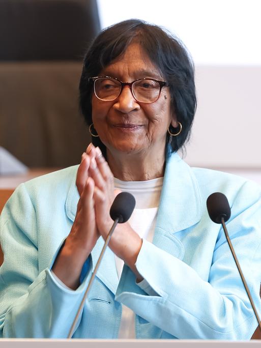 Die südafrikanische Juristin Navanethem „Navi“ Pillay spricht in Nürnberg nach der Bekanntgabe, dass sie mit dem Friedensnobelpreis 2026 ausgezeichnet wird. Die südafrikanische Juristin Navanethem „Navi“ Pillay spricht in Nürnberg nach der Bekanntgabe, dass sie mit dem Friedensnobelpreis 2026 ausgezeichnet wird.