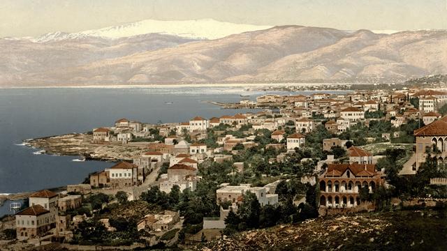 Historisches Gemälde - Blick auf Beirut am Meer, im Hintergrund die Berge.