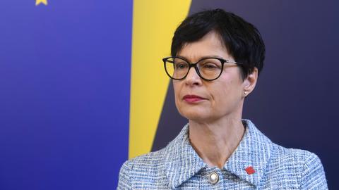 Die EU-Kommissarin Marta Kos mit kurzen dunklen Haaren und Brille im Porträt. 