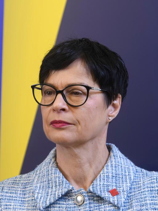 Die EU-Kommissarin Marta Kos mit kurzen dunklen Haaren und Brille im Porträt Die EU-Kommissarin Marta Kos mit kurzen dunklen Haaren und Brille im Porträt