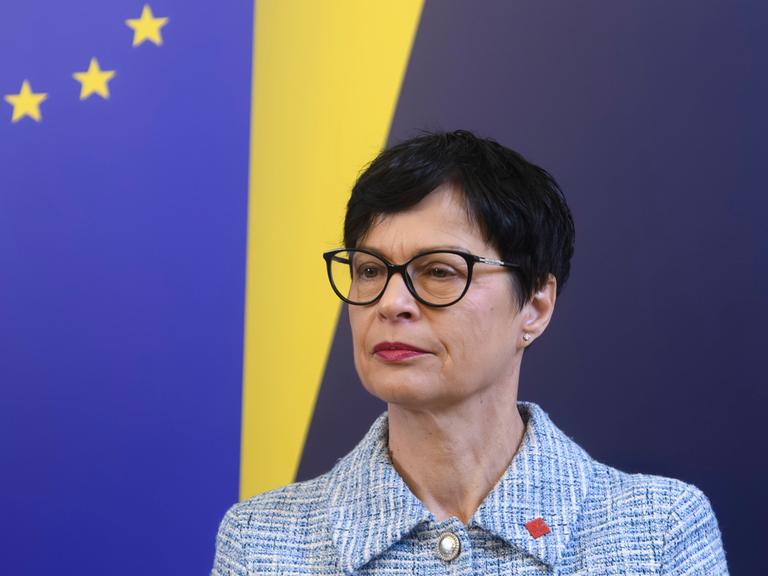 Die EU-Kommissarin Marta Kos mit kurzen dunklen Haaren und Brille im Porträt Die EU-Kommissarin Marta Kos mit kurzen dunklen Haaren und Brille im Porträt