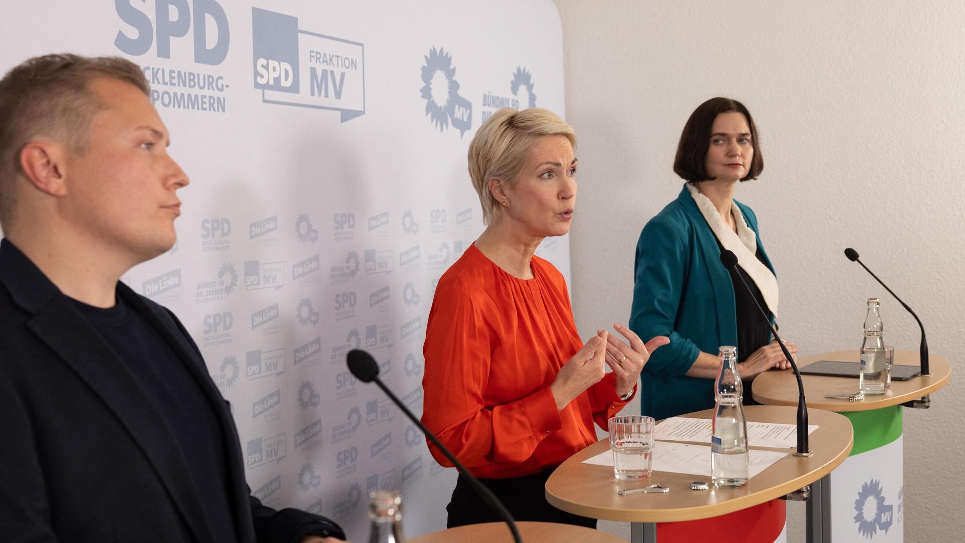 Pressekonferenz im Schweriner Schloss: Linken-Landeschef Hennis Herbst (links), Ministerpräsidentin Manuela Schwesig (SPD, Mitte) und Grünen-Landeschefin Claudia Müller (rechts) Pressekonferenz im Schweriner Schloss: Linken-Landeschef Hennis Herbst (links), Ministerpräsidentin Manuela Schwesig (SPD, Mitte) und Grünen-Landeschefin Claudia Müller (rechts)