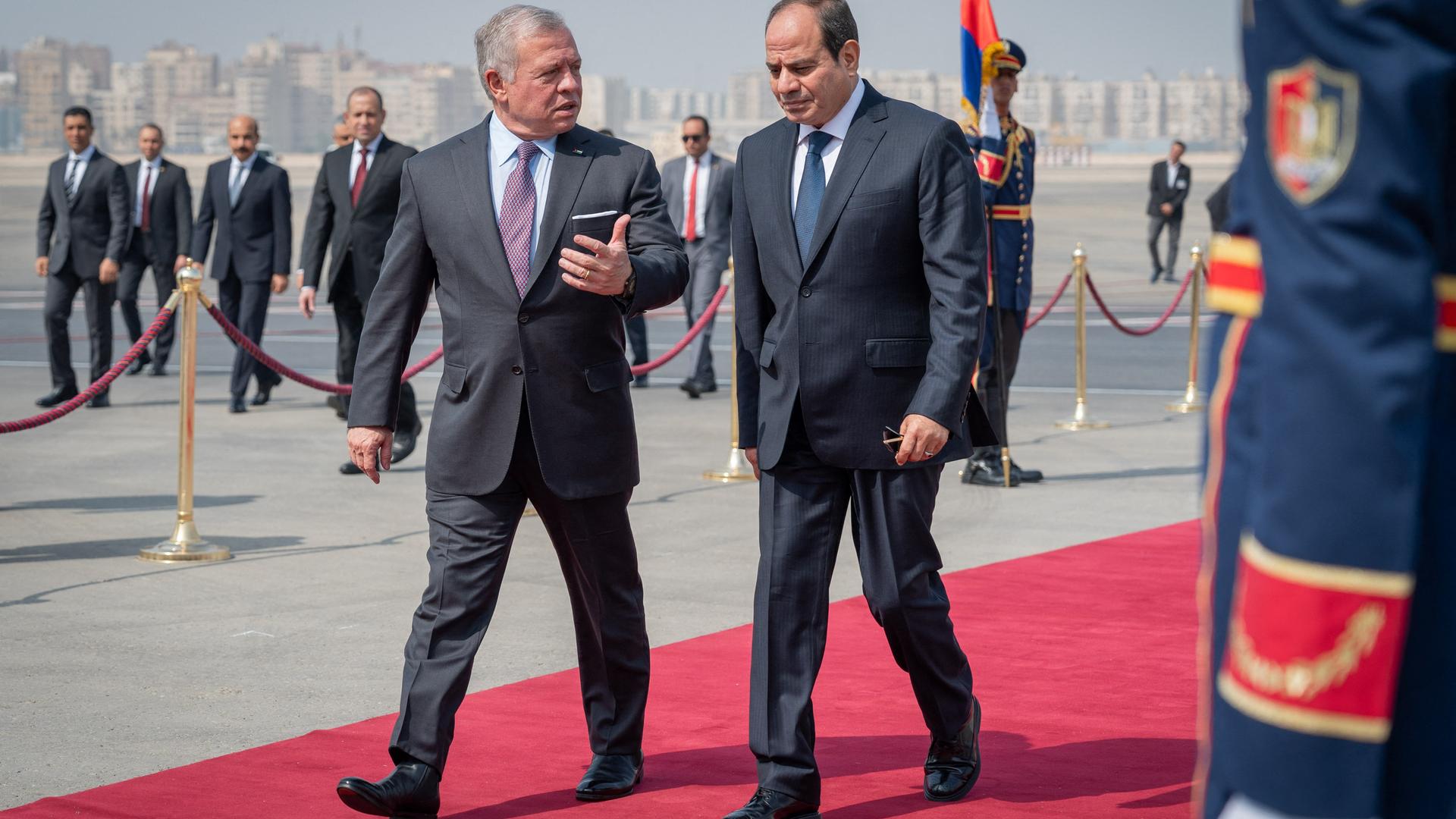 Der jordanische König Abdullah und der ägyptische Präsident al-Sisi schreiten über einen roten Teppich.