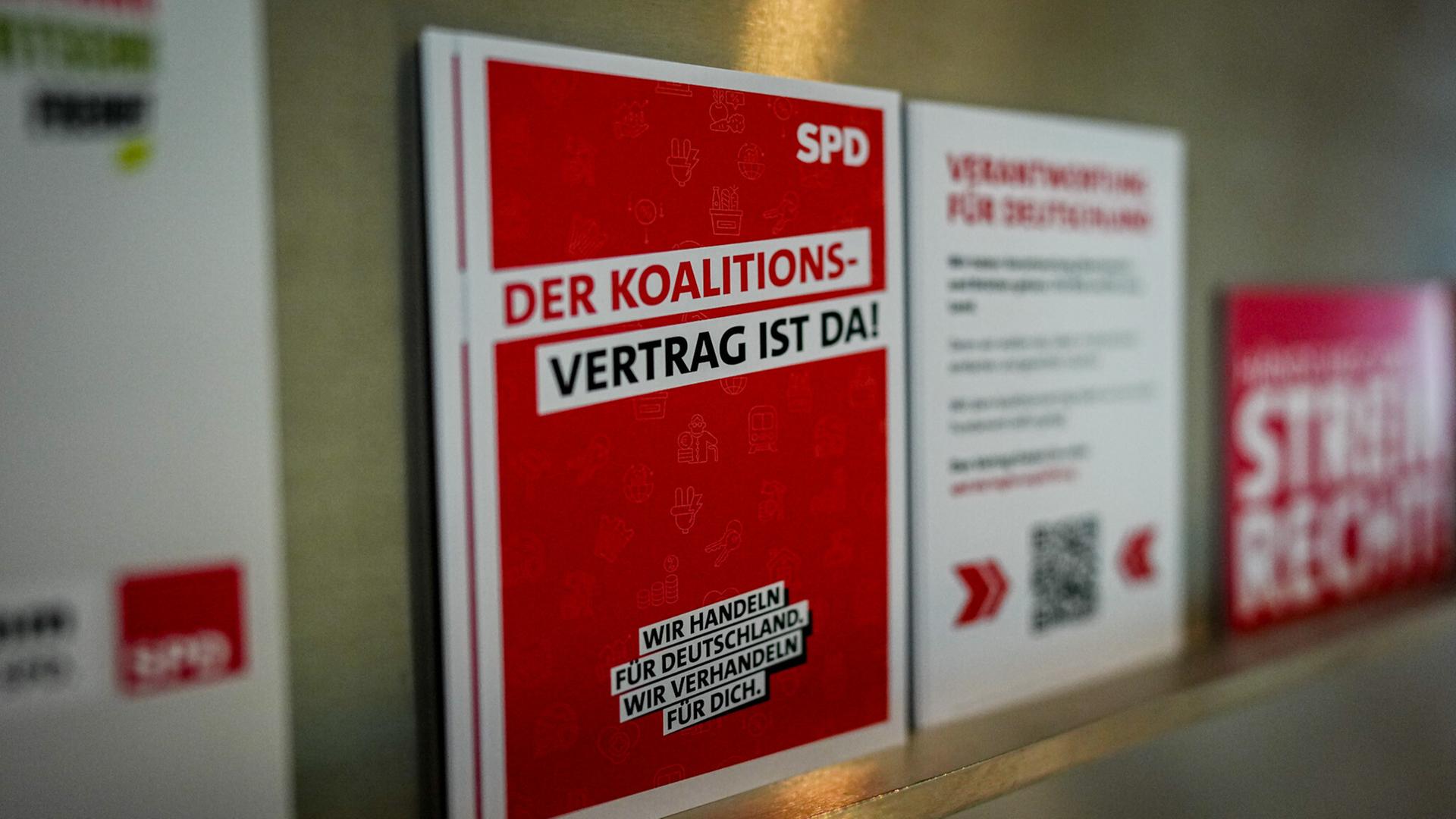 Eine Karte mit der Aufschrift „Der Koalitionsvertrag ist da!“ ist in der SPD-Parteizentrale zu sehen