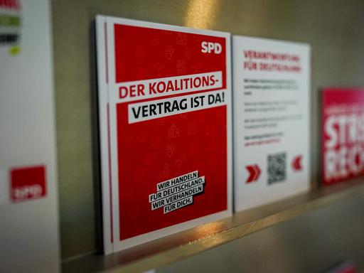 Eine Karte mit der Aufschrift „Der Koalitionsvertrag ist da!“ ist in der SPD-Parteizentrale zu sehen