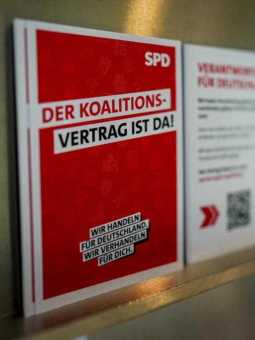 Eine Karte mit der Aufschrift „Der Koalitionsvertrag ist da!“ ist in der SPD-Parteizentrale zu sehen