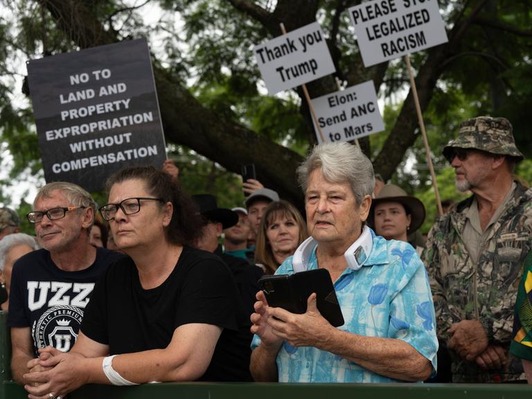 Weiße Südafrikaner demonstrieren ihre Unterstützung für US-Präsident Donald Trump und Elon Musk vor der US-Botschaft in Pretoria am 15. Februar 2025. 
