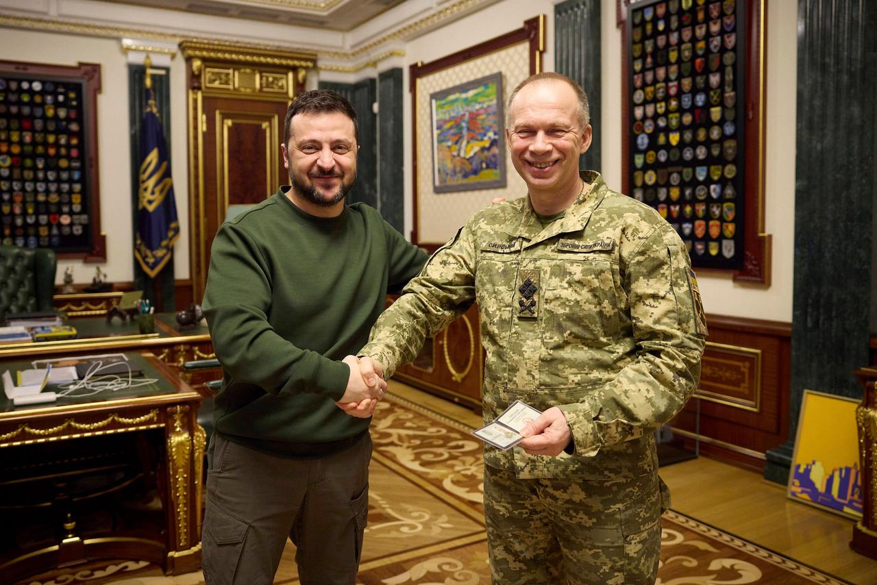 Der ukrainische Präsident Selenskyj gratuliert dem neuen Oberkommandierenden Syrskyi.