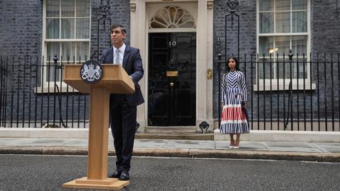 Der bisherige Premierminister Rishi Sunak gibt, begleitet von seiner Frau Akshata Murty, ein Statement vor der Downing Street 10 zu der Parlamentswahl ab.
