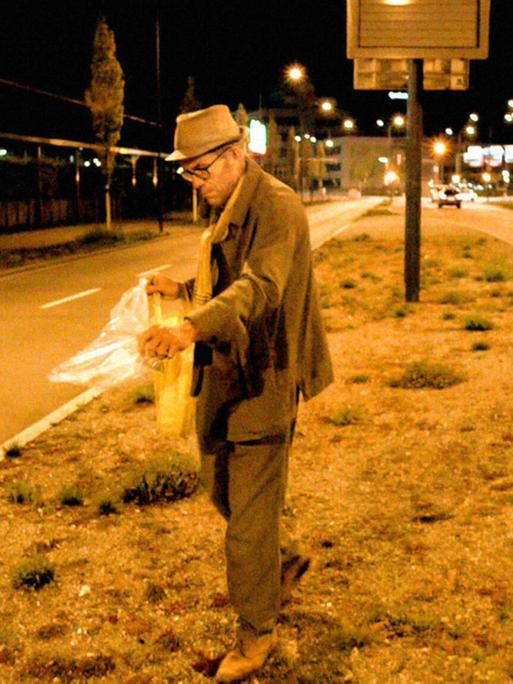 Der Zürcher Guerilla Gardener und Koch Maurice Maggi verstreut Samen auf dem Mittelstreifen einer Straße, Aufnahme aus dem Film Wild Plants.