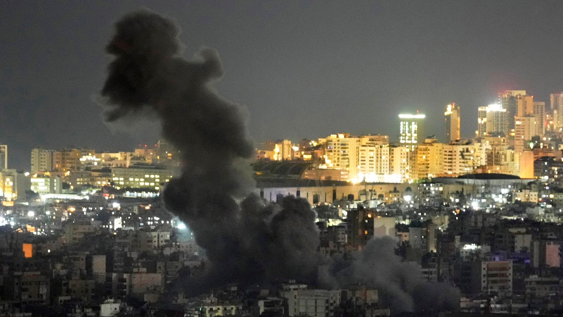 Rauch steigt auf nach einem israelischen Luftangriff in Dahieh, einem südlichen Vorort von Libanons Hauptstadt Beirut. 