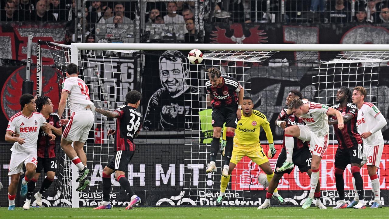 Fußball-Bundesliga: Eintracht Frankfurt gegen 1. FC Köln; Robin Koch (Eintracht Frankfurt) köpft einen Ball vor dem Frankfurter Tor.
