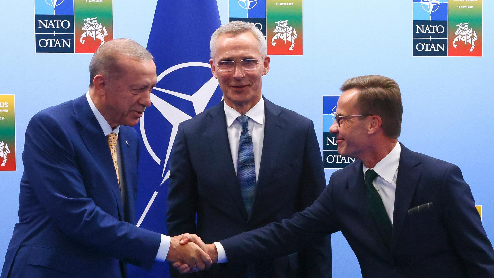 (V.l.) Recep Tayyip Erdogan, Jens Stoltenberg und Ulf Kristersson gut gelaunt bei einem Pressetermin auf dem Nato-Gipfel in Vilnius.
