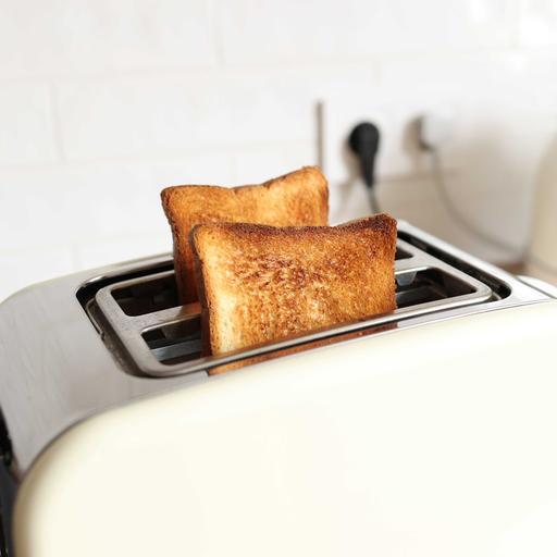 Ein weißer Toaster mit zwei gebackenen Scheiben Toast.