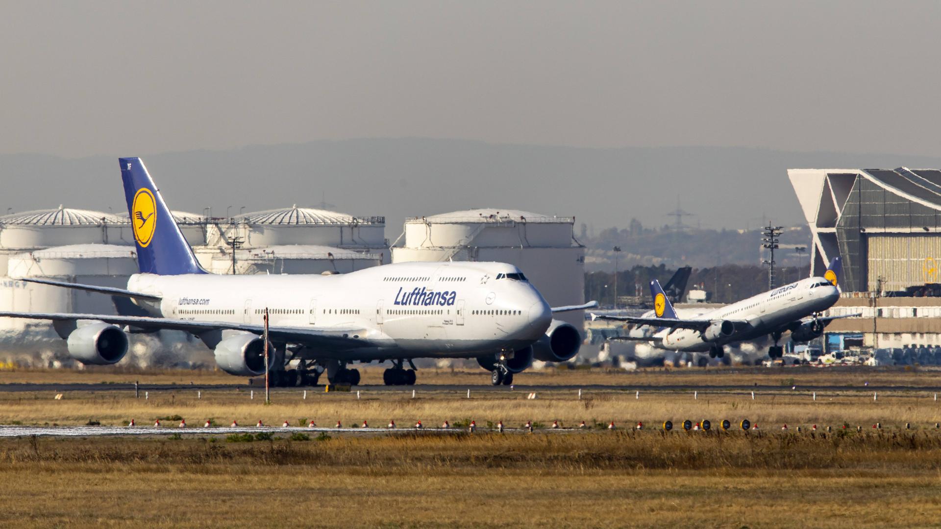 Eine Boeing 747 der Lufthansa auf dem Taxiway am Frankfurter Flughafen