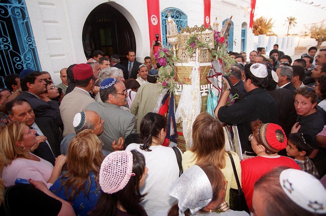 Jüdische Pilger bei einer Prozession an der Ghriba-Synagoge