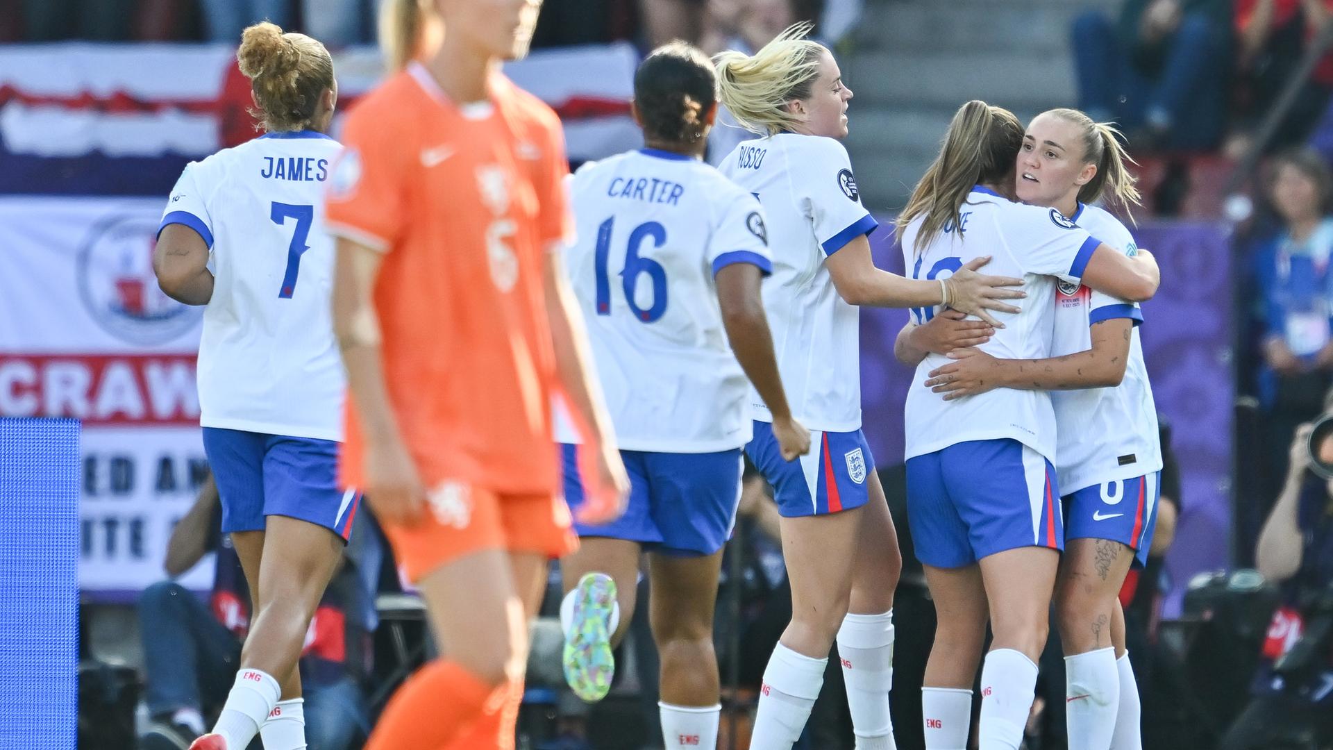 Das Bild zeigt Spielerinnen Englands beim Torjubel. Das Bild zeigt Spielerinnen Englands beim Torjubel.